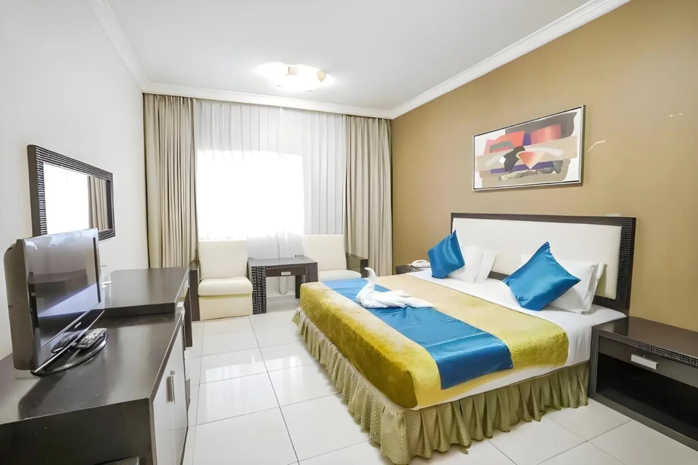 Twin guest room with city view